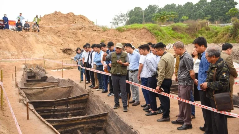 Các cán bộ khảo cổ đang trao đổi về những hiện vật được phát hiện trong quá trình khai quật. Ảnh: Báo Nhân Dân