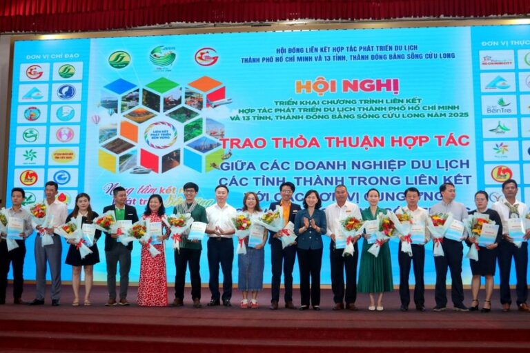 Các doanh nghiệp du lịch trao thỏa thuận hợp tác. Ảnh: Báo PLVN