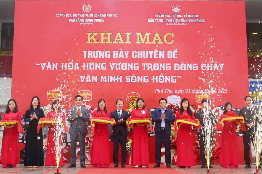 Các đại biểu cắt băng khai mạc trưng bày chuyên đề. Ảnh: Báo PLVN