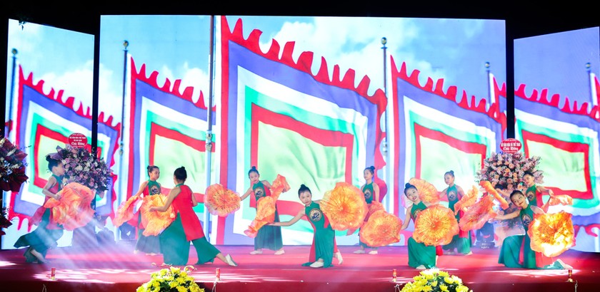 Chương trình văn nghệ chào mừng. Ảnh: Báo PLVN