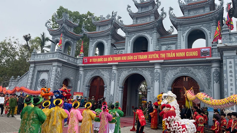 Nghi môn đền Tranh ở khu dân cư Tranh Xuyên, thị trấn Ninh Giang. Ảnh: Báo Nhân Dân