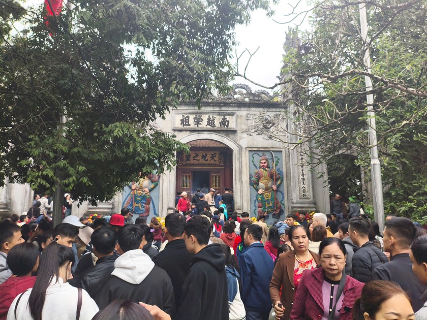Dòng người từ bốn phương về Đền Hùng dâng hương. Ảnh: Báo PLVN