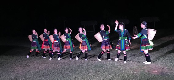 Các sơn nữ với điệu múa dân tộc Mông và lồng ghép tuyên truyền gìn giữ môi trường xanh, không khói thuốc. (Ảnh: B.Châu)