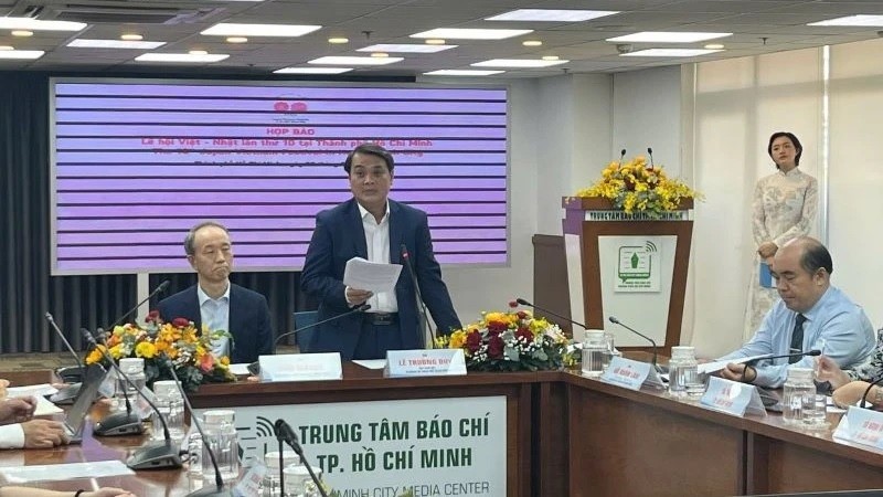 Ông Lê Trường Duy, Phó Giám đốc Sở Ngoại vụ TP Hồ Chí Minh, thông tin tại buổi họp báo. Ảnh: Báo PLVN