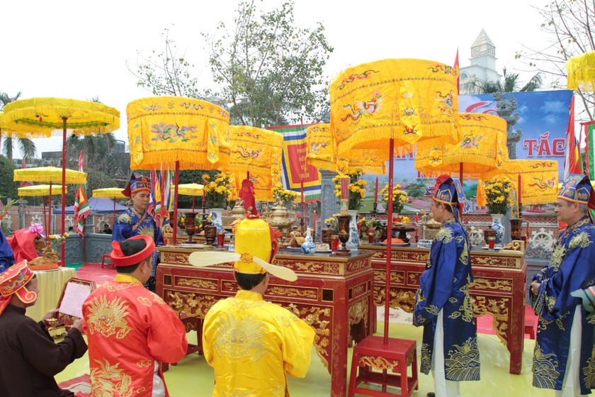Dâng lễ vật của các địa phương, cơ quan, đơn vị và Nhân dân trên địa bàn Thành phố. Ảnh: Báo PLVN