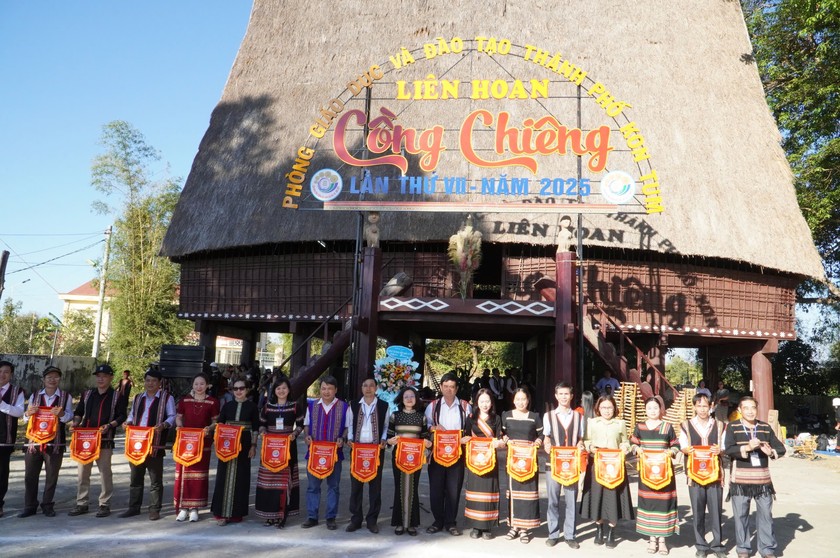 Ban Tổ chức tặng cờ lưu niệm cho các đội tham gia Liên hoan. Ảnh: Báo PLVN 