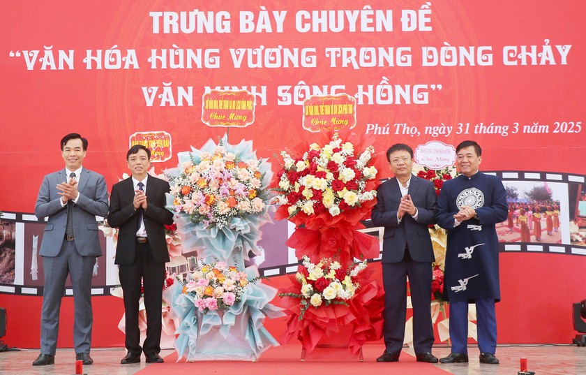 Lãnh đạo Sở Văn hóa - Thể thao và Du lịch 2 tỉnh Phú Thọ, Vĩnh Phúc tặng hoa chúc mừng Bảo tàng Hùng Vương tỉnh Phú Thọ và Bảo tàng - Thư viện tỉnh Vĩnh Phúc. Ảnh: Báo PLVN