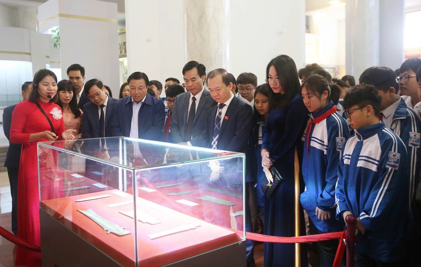 Các đại biểu cùng các thầy, cô giáo, các em học sinh tham quan… Ảnh: Báo PLVN