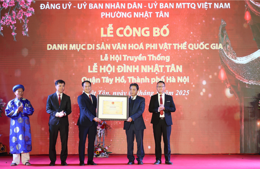 Thứ trưởng Bộ VHTT&DL Hoàng Đạo Cương trao Bằng công nhận Lễ hội đình Nhật Tân là di sản văn hóa phi vật thể quốc gia cho lãnh đạo và Nhân dân phường Nhật Tân. Ảnh: Báo PLVN