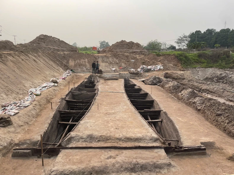 Toàn cảnh hai chiếc thuyền tại hố khai quật. Ảnh: Báo Nhân Dân