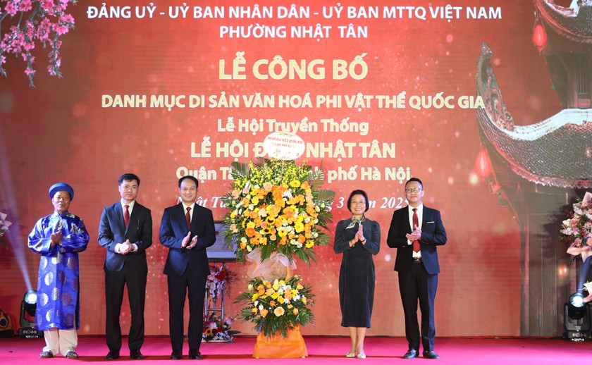 Phó Trưởng đoàn chuyên trách Đoàn đại biểu Quốc hội TP Hà Nội Phạm Thị Thanh Mai tặng hoa chúc mừng phường Nhật Tân. Ảnh: Báo PLVN