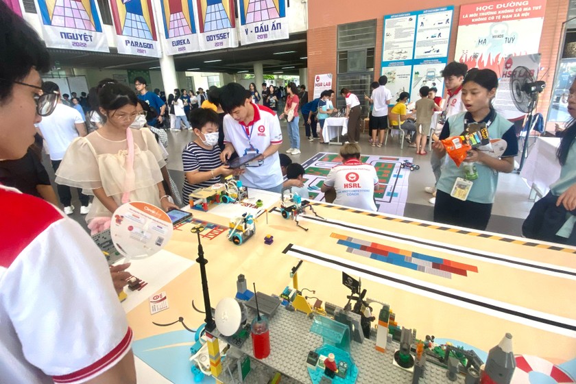 Hình ảnh các em học sinh trầm trồ thích thú trước những chiếc xe mô hình được tự động hóa trong triển lãm. (Ảnh: PV)