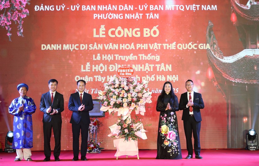 Giám đốc Sở VH&TT Hà Nội Bạch Liên Hương tặng hoa chúc mừng. Ảnh: Báo PLVN