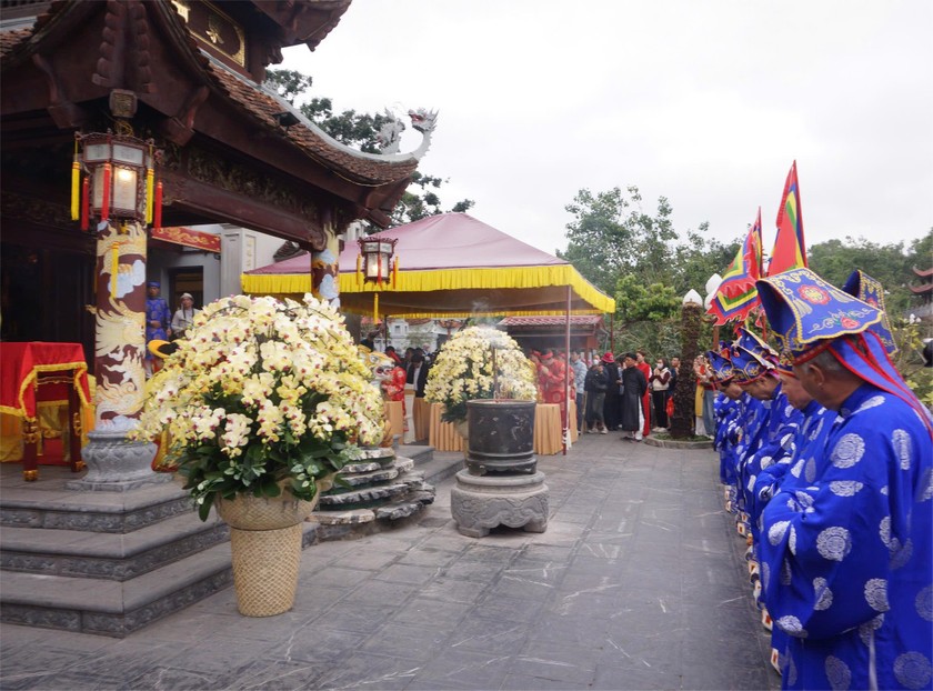 Lãnh đạo, người dân TP Cẩm Phả dâng hương tại Lễ hội. Ảnh: Báo PLVN