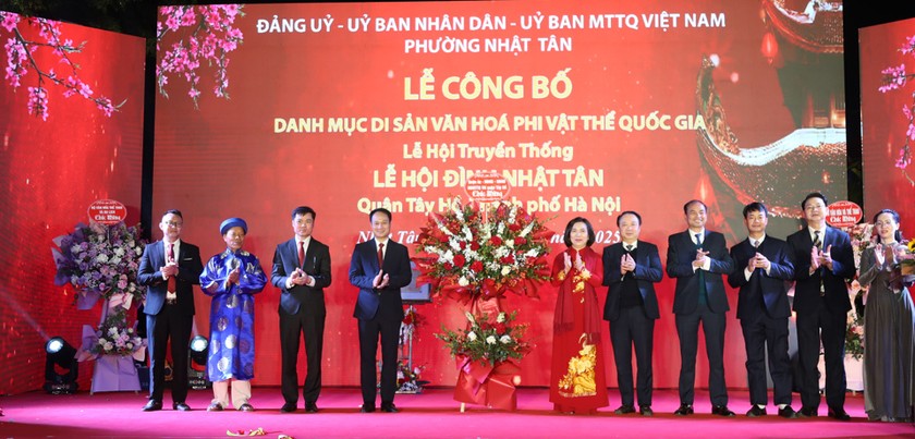 Lãnh đạo quận Tây Hồ tặng hoa chúc mừng phường Nhật Tân. Ảnh: Báo PLVN