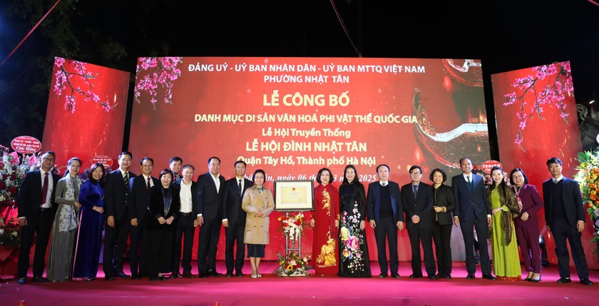 Các đại biểu chụp ảnh lưu niệm. Ảnh: Báo PLVN