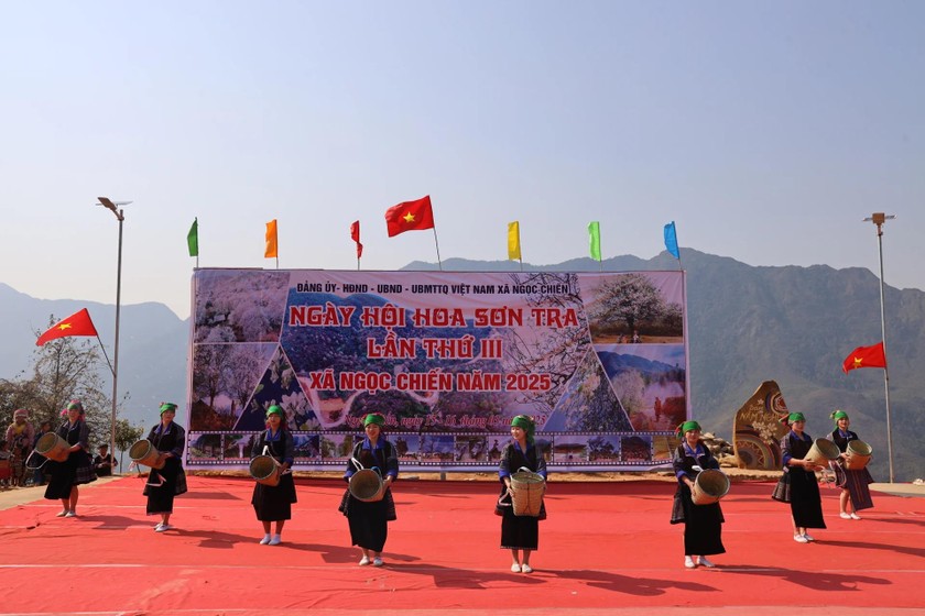 Tiết mục văn nghệ tại Ngày hội hoa sơn tra. Ảnh: Báo PLVN