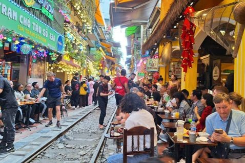 Cà phê đường tàu tiềm ẩn nhiều nguy hiểm với du khách. (Ảnh: T.Dương)