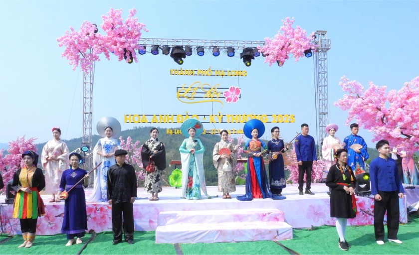 Trình diễn trang phục Kimono (Nhật Bản), trang phục áo dài và trang phục đồng bào dân tộc thiểu số trên địa bàn. Ảnh: Báo PLVN