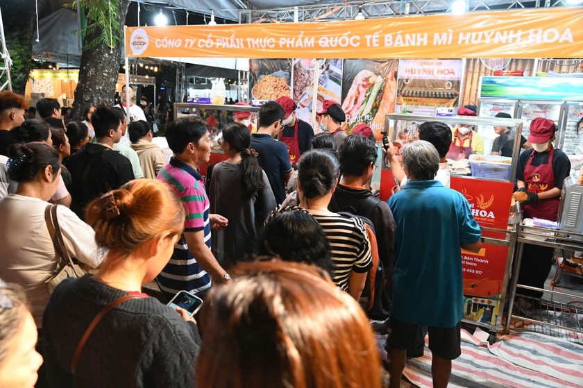 Từ 18h nhiều cửa hàng bánh mì đã đông khách xếp hàng chờ mua. Ảnh: Báo PLVN