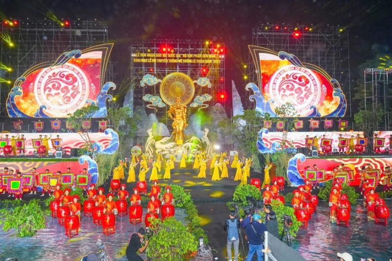 Lễ hội truyền thống Nữ tướng Lê Chân năm 2025 chính thức khai mạc. Ảnh: Báo PLVN