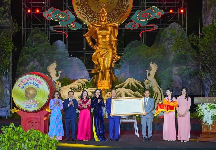 Lãnh đạo Bộ Văn hoá, Thể thao và Du lịch trao Quyết định chính thức công nhận Bảo vật Quốc gia “Bộ kim phẩm đền nghè” cho TP Hải Phòng. Ảnh: Báo PLVN