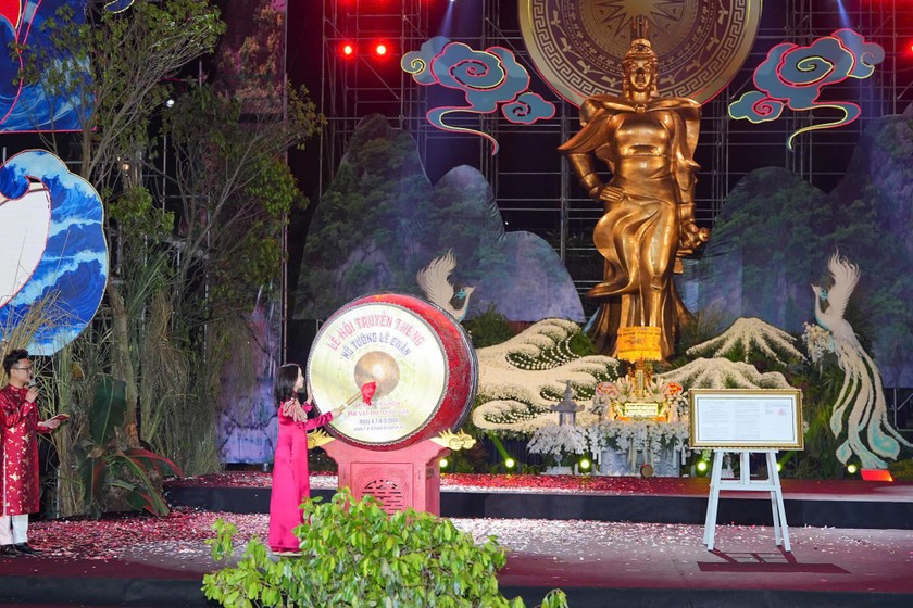 Bí thư quận ủy Lê Chân Trần Thu Hương đánh trống khai hội. Ảnh: Báo PLVN 