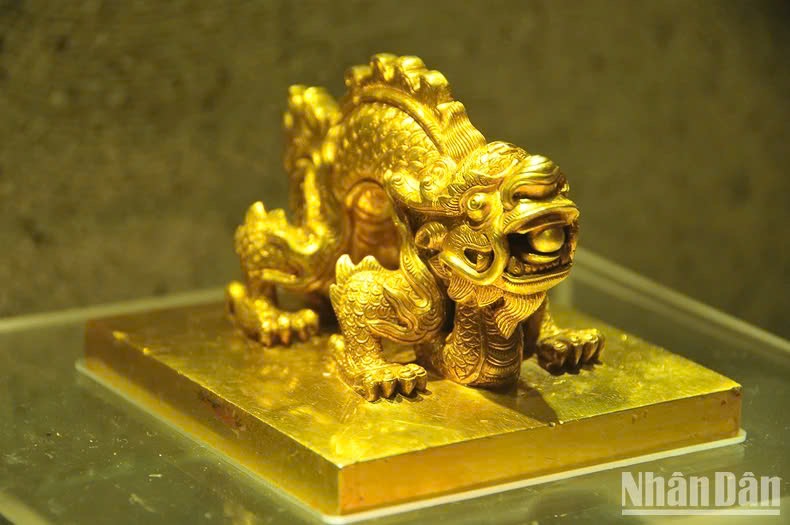 Biểu tượng rồng sử dụng trên ấn vàng “Hoàng Thái tử bảo”, Niên hiệu Gia Long thứ 15 (1816). Ảnh: Báo Nhân Dân