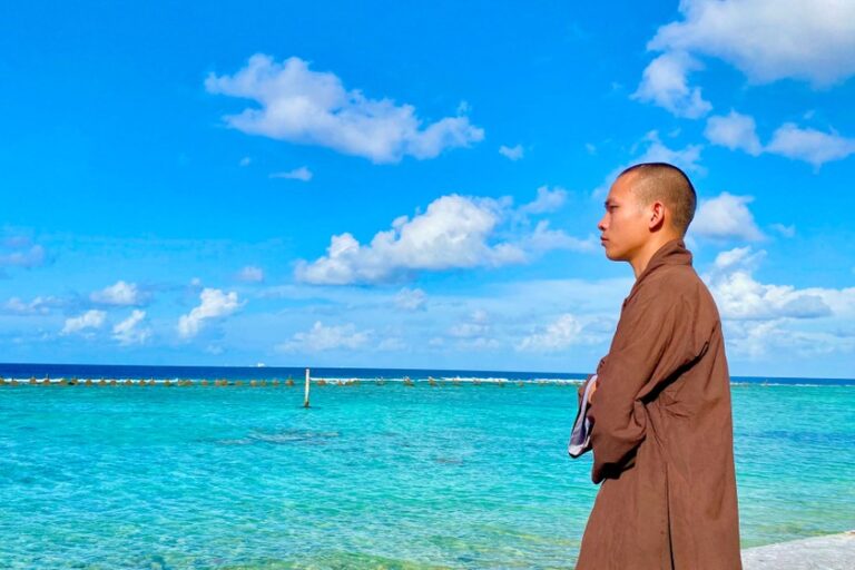 Đại đức Thích Chúc Thành: “Chùa không chỉ là nơi thờ Phật, còn là ngọn đèn sáng giữa biển khơi, là điểm tựa tinh thần cho những người lính và ngư dân trên đảo tiền tiêu”. Ảnh: Báo PLVN
