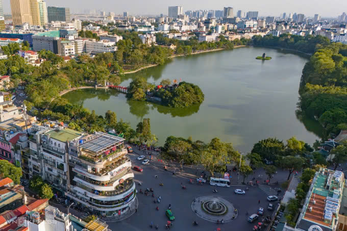 Nghiên cứu mở rộng không gian công cộng ở Hồ Gươm. Ảnh: G.H