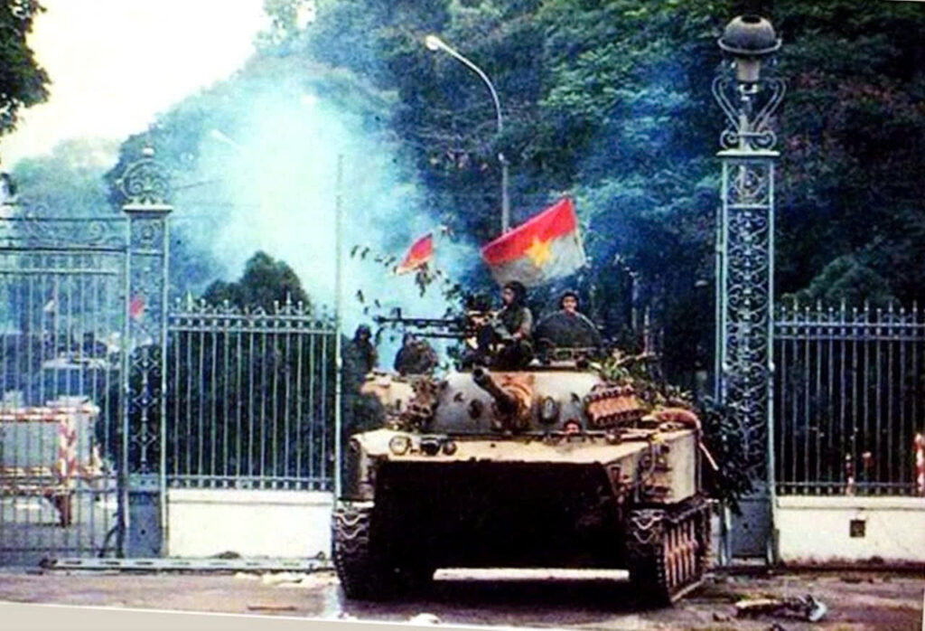 Vào lúc 11 giờ 30 phút ngày 30/4/1975, xe tăng của Quân Giải phóng húc đổ cổng Dinh Độc Lập, lá cờ cách mạng tung bay trên nóc dinh, đánh dấu sự sụp đổ hoàn toàn của chính quyền Sài Gòn. Ảnh: Internet