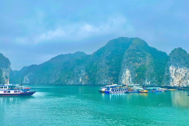 Ngay từ đầu mùa du lịch hè, nhiều bãi biển đã nhộn nhịp đón du thuyền đến tham quan. (Ảnh: Báo PLVN)