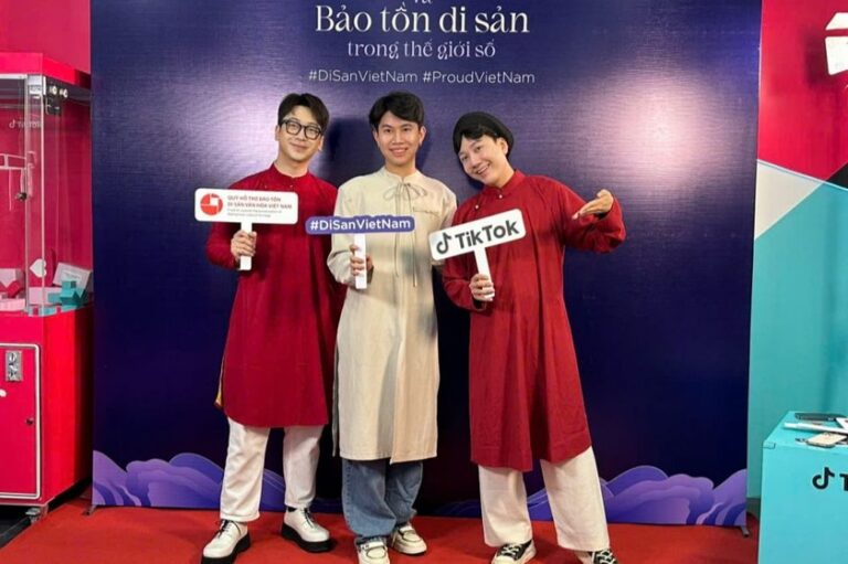 Các bạn trẻ cùng nhau đồng lòng quảng bá di sản văn hóa Việt trên nền tảng số. (Ảnh: Báo PLVN)