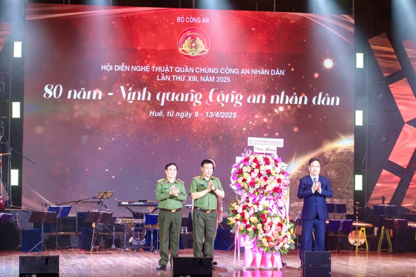 Phó Bí thư Thường trực Thành ủy Phạm Đức Tiến tặng hoa chúc mừng Hội diễn. Ảnh: Báo PLVN