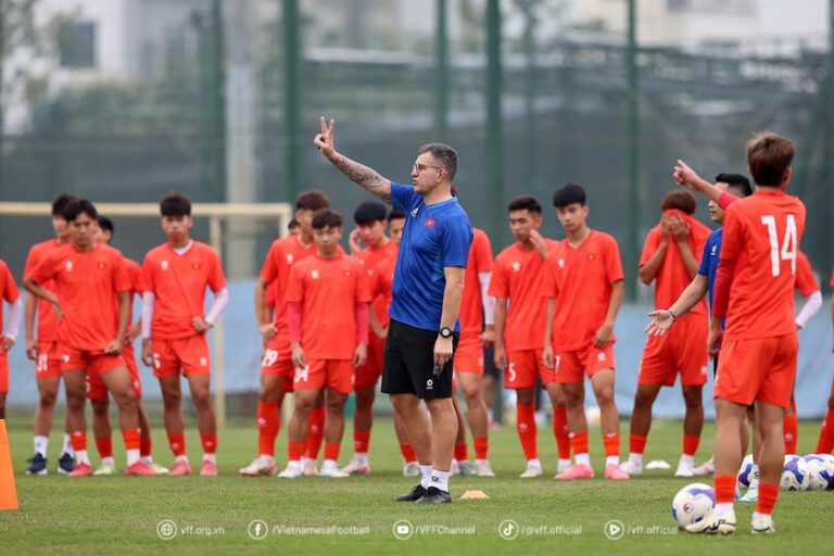 HLV Cristiano Roland hoàn tất công tác nhân sự đội tuyển U17 Việt Nam trước trận ra quân gặp U17 Australia. (Ảnh VFF)