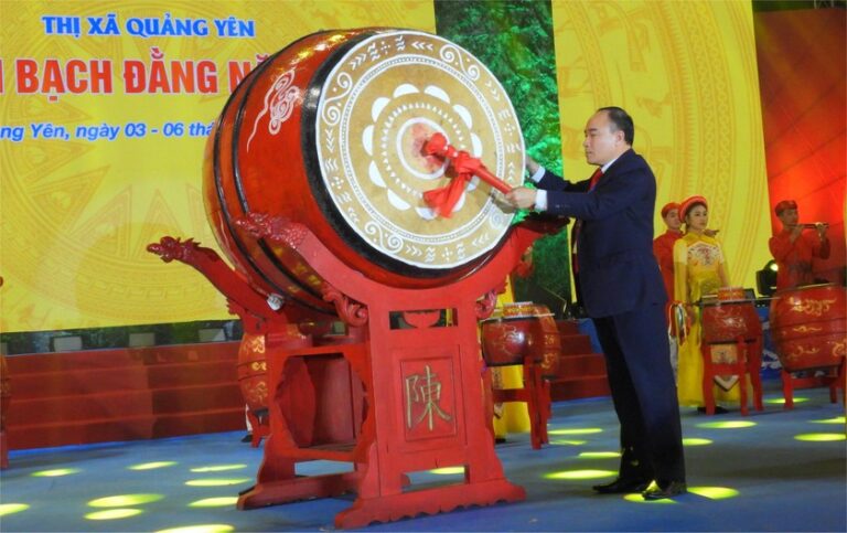 Bí thư Thị ủy Quảng Yên Cao Ngọc Tuấn gióng trống khai hội Lễ hội truyền thống Bạch Đằng năm 2025. Ảnh: Báo PLVN