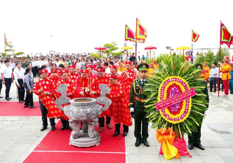 Lãnh đạo tỉnh Cà Mau cùng các đại biểu thành kính dâng hương lên Đức Quốc Tổ Lạc Long Quân. Ảnh: Báo PLVN