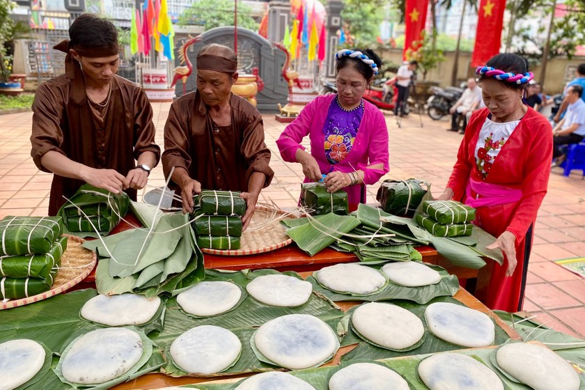 Người dân làm bánh chưng, bánh dày để cúng các vị Vua Hùng tại đình Lạc Giao. (Ảnh: PV)