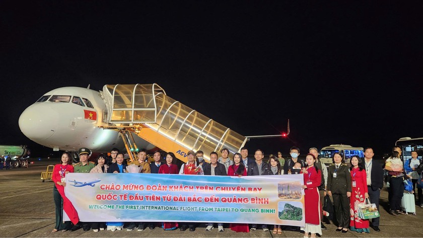Bà Nguyễn Thị Bích Thủy, Giám đốc Sở Văn hóa, Thể thao và Du lịch Quảng Bình cùng các doanh nghiệp lữ hành chào đón và tặng hoa chúc mừng. Ảnh: Báo PLVN