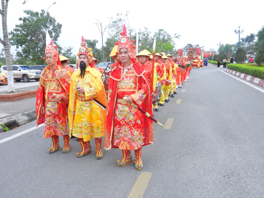 Lễ hội Bạch Đằng không chỉ là dịp để nhân dân và du khách tri ân quá khứ, hòa mình vào không gian văn hóa – lịch sử linh thiêng, mà còn góp phần giáo dục truyền thống yêu nước, giữ gìn bản sắc dân tộc và quảng bá di sản văn hóa phi vật thể quốc gia. Ảnh: Báo PLVN