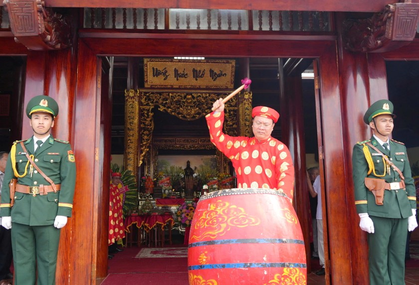 Ông Nguyễn Hồ Hải - Bí thư Tỉnh ủy Cà Mau đánh 3 hồi trống lễ, bày tỏ lòng thành tri ân Đức Quốc Tổ. Ảnh: Báo PLVN