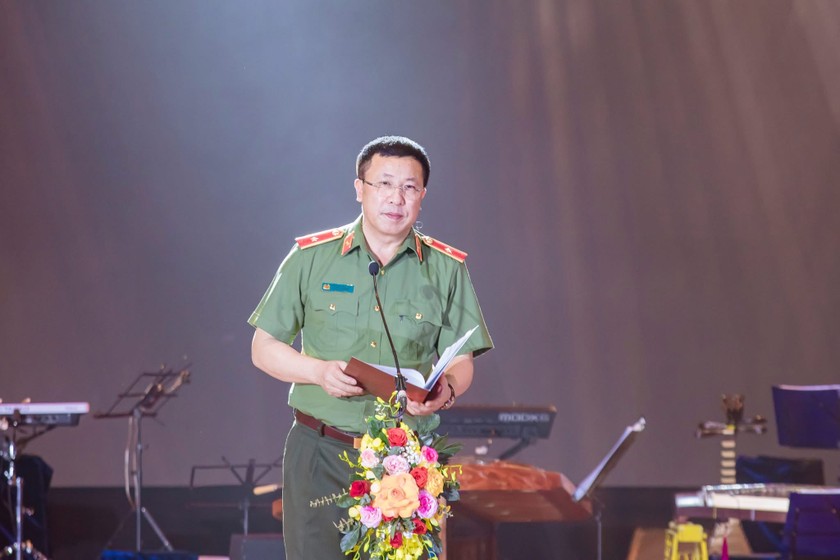 Thiếu tướng Nguyễn Công Bẩy, Phó Cục trưởng Cục công tác Chính trị Bộ Công an phát biểu khai mạc Hội diễn. Ảnh: Báo PLVN