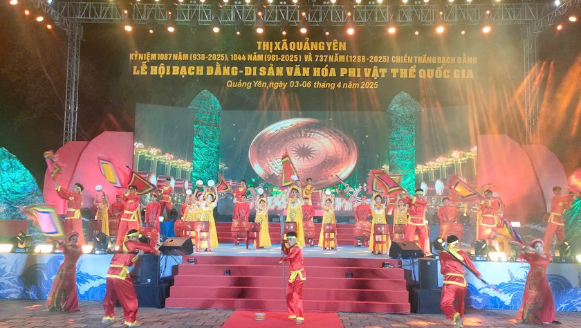 Chương trình nghệ thuật tái hiện chiến thắng Bạch Đằng, giúp người xem sống lại những khoảnh khắc hào hùng của lịch sử. Ảnh: Báo PLVN
