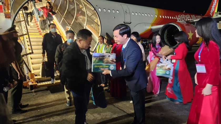 Sân bay Đồng Hới đón đoàn khách trên chuyến bay quốc tế đầu tiên từ Đài Bắc đến Quảng Bình. Ảnh: Báo PLVN