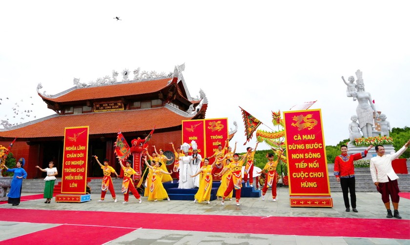 Hoạt cảnh “Con Rồng cháu Tiên” tại Lễ tri ân Đức Quốc Tổ. Ảnh: Báo PLVN