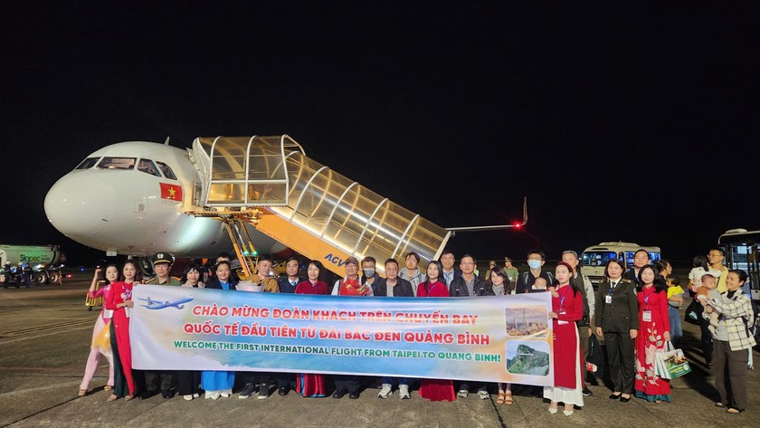 Chuyến bay vừa hạ cánh tại Sân bay Đồng Hới lúc 19h40, đưa 38 hành khách từ Đài Bắc (Đài Loan) đến tham quan, du lịch tại Quảng Bình. Ảnh: Báo PLVN