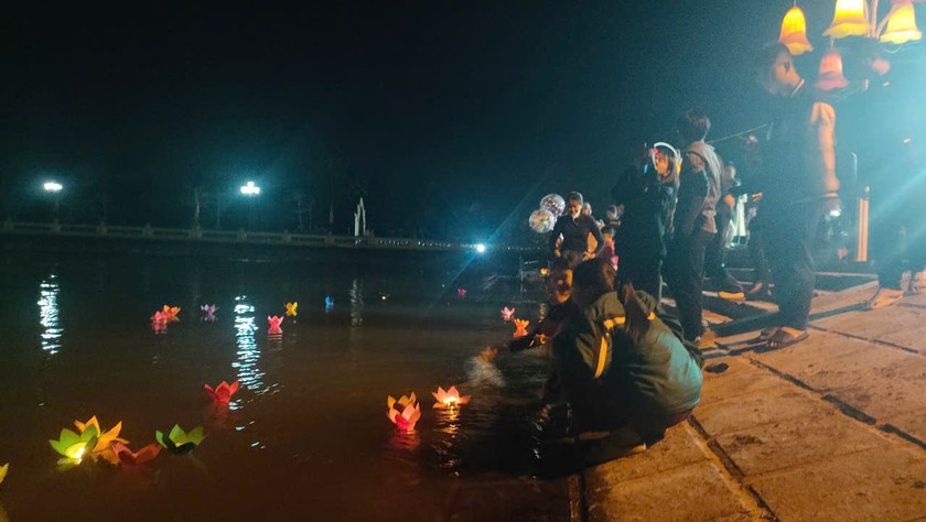 Thả đèn hoa đăng tại Bến Đò cổ là một điểm nhấn xúc động, thể hiện lòng tri ân và tưởng nhớ những anh hùng đã ngã xuống vì Tổ quốc, khơi dậy niềm tự hào và ý thức trách nhiệm gìn giữ truyền thống hào hùng của dân tộc. Ảnh: Báo PLVN