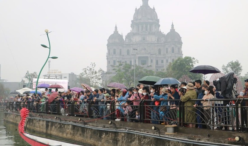 Trời mưa nhưng vẫn thu hút rất đông người dân và du khách. Ảnh: Báo PLVN