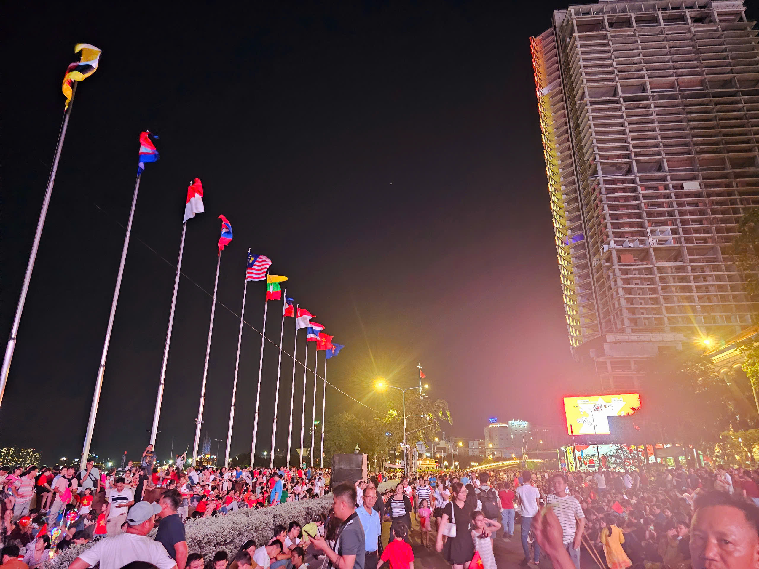 Buổi lễ được tổ chức quy mô lớn, quy tụ hàng nghìn người tham gia, tạo nên một không gian trang trọng và đầy ý nghĩa.