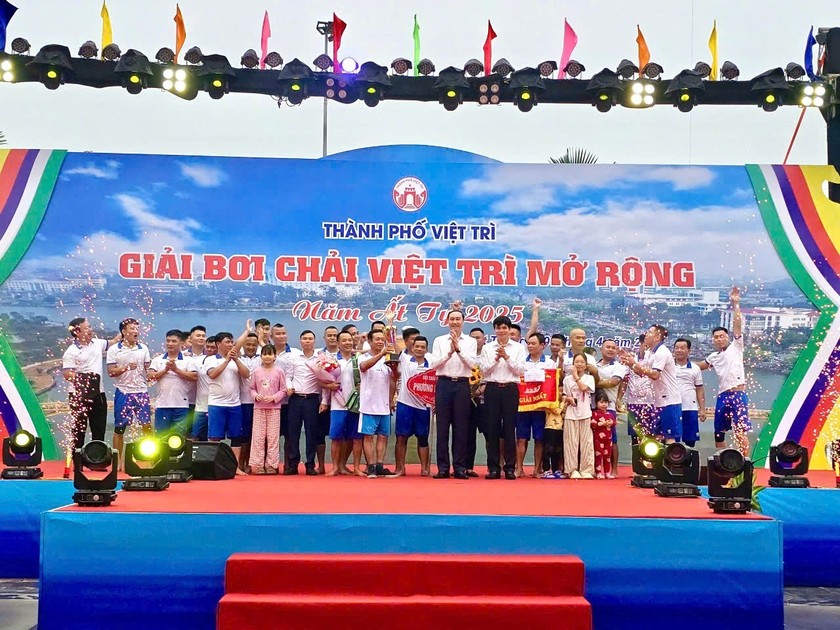 Ông Phùng Khánh Tài - Phó Bí thư tỉnh ủy Phú Thọ và Bí thư thành ủy Việt Trì trao giải Nhất cho đội chải phường Bạch Hạc. Ảnh: Báo PLVN